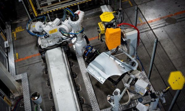 - Ние работим по нея. Китайският пазар, когато става дума за продукти, двигатели, прлобег, безопасност, има съвсем различна динамика от европейския. Стандартите в Европа са много по-високи. Трябва да можем да ги покрием. А когато става дума за стандарти за безопасност, ние смятаме, че ги задаваме в световен мащаб, и ги повишаваме всяка година. 
Ние работим заедно с нашата компания-майка в Китай, но имаме отделни развойни отдели. И понеже продаваме автомобили глобално, трябва да имаме правилния баланс между нуждите на отделните пазари. Споделяме технологии с Geely, но правим нещата по свой собствен начин във Volvo. 
