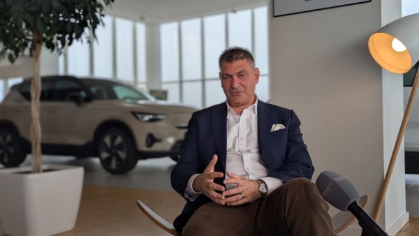 Морис Баяр е завършил университета Southeastern във Вашингтон, САЩ. Работи на различни позиции в системата на Volvo вече почти две десетилетия, от 2024 година е управляващ директор на мрежата на вносителите на Volvo за Европа, Близкия изток и Африка. 