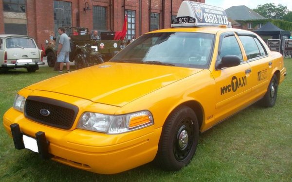 Този легендарен модел на Ford наследи Checker, като при него се използва платформата на Lincoln Town Car, като Crown Victoria беше предпочитаният модел от таксиметровите шофьори и полицията. Производството беше прекратено през 2011, но моделът все още се среща често в Ню Йорк и Филаделфия.