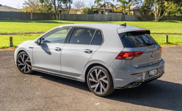 В 35 от предишните 40 години това бе най-продаваният нов автомобил в Европа. Но сега Golf има много силна вътрешна конкуренция - от кросоувъри като T-Roc и от електрически модели като ID.3. Проблемите с недостига на чипове вече са в миналото, но въпреки това продажбите не са се увеличили от миналата година - всъщност дори са намалели, макар и с нищожните 54 автомобила. 
