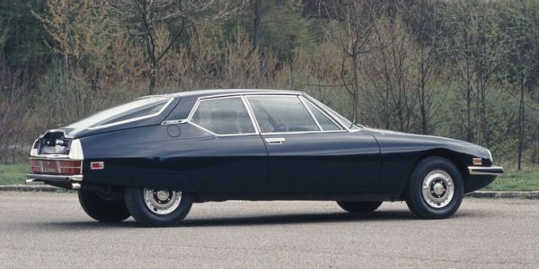 На теория този модел би трябвало да има успех, но V6 двигателят на Maserati опропастява всичко. Той е с 90-градусова конструкция, която освен, че е неудобна, не е и никак надеждна. Някои от моторите направо се взривяват по време на движение. Проблемни са още маслената помпа и системата за запалване, която директно отказва в райони със студен климат.