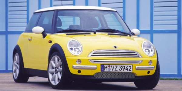 Както при Fiat с 500 Abarth, марката Mini също се стреми да пресъздаде свои емблематични супермини модели. Британският производител е купен от BMW през 1994 година и още на следващата година започва разработката на новия Cooper. Той излиза на пазара през 2001 година и хората веднага се влюбват в него заради ретро-дизайна и отличните характеристики (в случая става дума за версията S).