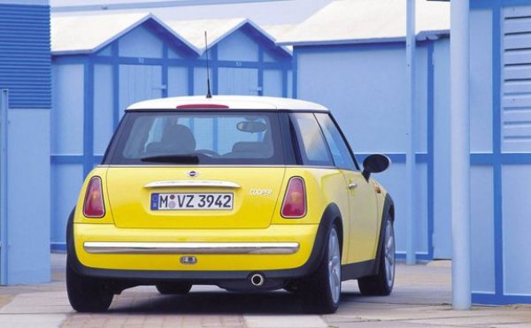 Някои от основните детайли на модела обаче се оказват сериозен проблем. Версиите с автоматик, произведени преди 2005 година, са с ужасна CVT скоростна кутия, която се разваля без предупреждение. Сред болежките на Cooper S са проблеми с омасляването на компресора, който водят до повреда на двигателя, както и чупещо се предно окачване, което може да доведе до катастрофи. 