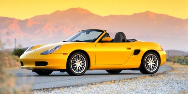 Първото поколение на Porsche Boxter, познато още като 986, беше пуснато през 1996 г. като новата спортна кола на марката, предлагана на достъпни цени. Те бяха под тези на Porsche 911, което трябваше да осигури повече клиенти. За разлика от 911, което е със задно разположение на двигателя, при Boxter той е по средата, като задвижва задните кола. Благодарение на мощния 6-цилиндров боксер и отличното управление моделът бързо се налага на пазара и печели уважение.