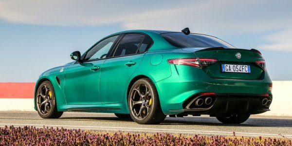 Този модел притежава най-важното за отличен спортен седан - поразителен външен вид, невероятни характеристики и практичност, която го прави чудесен за всекидневно използване. Липсва му обаче най-важното - надеждност. Интериорът на Giulia е с ужасна изработка, а електрониката е под всякаква критика. Типично по италиански, двигателят също има много проблеми.