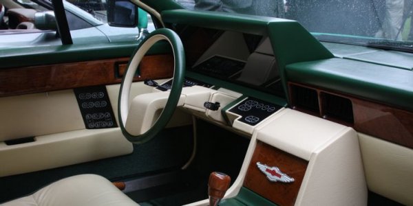 Може би най-невероятната функция, която се предлага за Aston Martin Lagonda, е нейният LED цифров дисплей с тъч-пад и система за управление на компютъра. Това е най-технологичният автомобил в света по това време, но надеждността му е ужасна именно заради компютърните системи и електронните дисплеи. Някои от произведените коли са се повреждали още преди да стигнат до клиента.