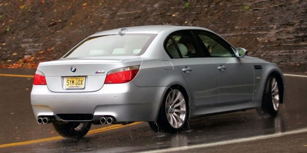 Въпреки огромната си популярност, BMW M5 (E60) е един от най-ненадеждните автомобили на марката, правени някога. Неговият двигател може да звучи страхотно, но пък има много проблеми с основните си детайли, които бързо излизат от строя. При скоростната кутия SMG често се появява дефект на хидравличната помпа, което праща автомобила директно в сервиза.