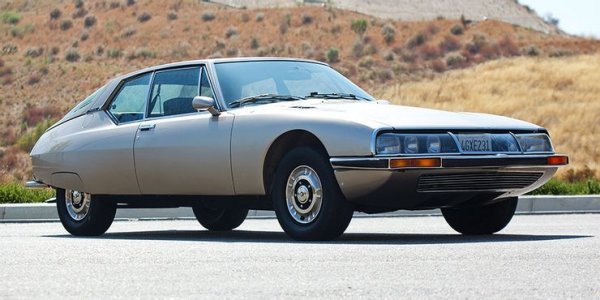 Проектиран от италианци и построен от автомобилния производител, който донесе на света легендата DS, Citroen SM е един от най-впечатляващите автомобили от началото на 70-те. Той получава уникалното хидпропневматично окачва на марката, съчетано с впечатляваща аеродинамика. Мощността от 175 к.с. се осигурява от V6 двигател на Maserati, задвижващ предните колела. SM е забележителен със своя изключителен комфорт и прекрасна управляемост.