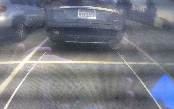 В случая не става дума за самата система, която е много полезна. Проблемът е мястото, на което е паркирана камерата. Обикновено, тя се поставя малко над задния номер на автомобила. Това място явно не е подходящо при лошо време, защото камерата бързо се замърсява и не изпълнява предназначението си.