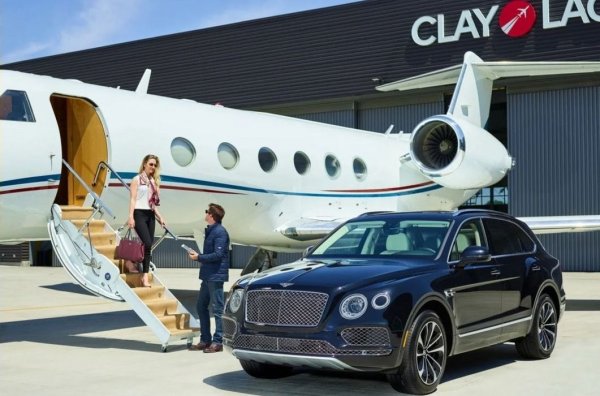 В наши дни решетките на радиатора, елементи от броните и други аксесоари са направени от материал, който много бързо губи блясъка си.