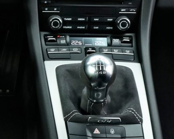 Това е скоростна кутия с 6 предавки, а не със 7, каквато се поставя на Porsche 911. Някои искат предавателните числа да бъдат по-къси, а други са категорични, че автоматикът на Cayman, който сменя предавките за милисекунди, е най-доброто решение. В Top Gear обаче са убедени, че Cayman GT4 е една от последните "звезди" на пазара с ръчни скорости и напълно зи заслужава славата, която е натрупал.
