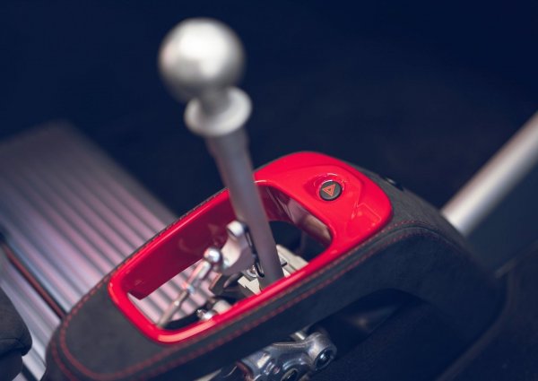 Промяната към добро при британския производител на спортни коли се вижда ясно. Ранните бройки от Evora имаха доста проблеми, които се прехвърлиха и на още един модел на марката - Elise. В последно време обаче в Lotus се взеха в ръце и сега предлагат една от най-добрите скоростни кутии на планетата. Предавките се сменят по перфектен начин с един много прецизен механизъм.
