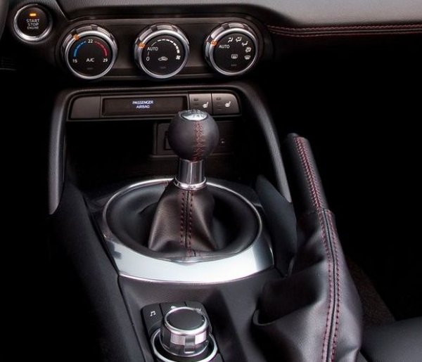 Mazda, подобно на Ford, влага мисъл, любов и средства в своите механични скоростни кутия.В резултат на това дори кросоувърът CX-3 или седанът на Mazda 6 предлагат трансмисия, която може да посрами френски хот-хеч. Скоростната кутия на моделите на японската марка работи много добре, като това се усеща най-вече при култова MX-5.
