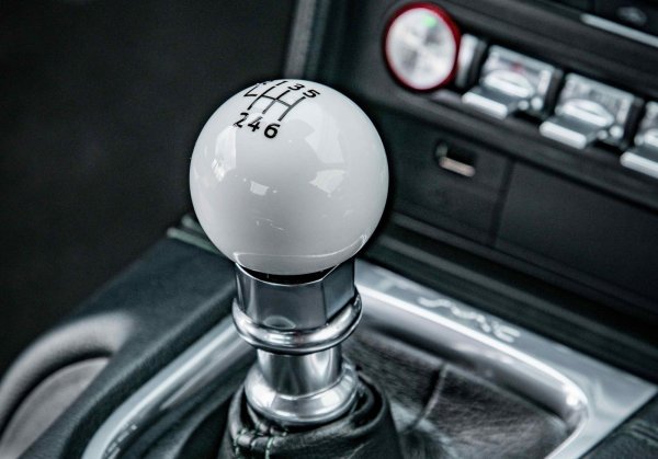 Eто доказателство, че откровено хирургично прецизното качество на превключването не е всичко, когато става дума за смяна на предавките. При Bullitt Mustang смяната е мека, но и тежка, така че изисква сериозно внимание и прилично усилие от страна на шофьора. И няма как да бъде иначе при автомобил с 5,0-литров V8 двигател с 459 к.с. Отлично впечатление правят и изпипаните детайли, които препращат към едно друго време. А това дава още по-добре усещане, дори да не сте гледали филма със Стив Макуин.
