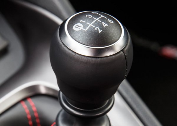 Един от най-вълнуващите автомобили за 2020 година доказва, че механичната скоростна кутия все още е жива. Този модел представлява рали-хомологация със задвижване на четирите колела и дори не се предлага с автоматик. Това означав, че називисимо дали ви харесва или не, ще трябва да сменяте сами предавките. Предавателните числа са отлично подбрани и синхронизирани с най-впечатляващия 1,6-литров двигател в света.
