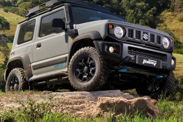 Всъдеходът с три врати получи специална версия на бразилския пазар. Новите функции включват 15-цолови офроуд-гуми, шнорхел, електрически багажник на покрива, подсилващи тръби на долната част на каросерията, сини стикери на вратите и цветно &bdquo;ухо&ldquo; за теглене.