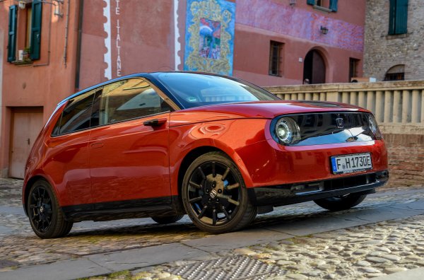 Една субкомпактна електрическа кола със специален дизайн излезе на европейския пазар в тираж от 50 бройки.