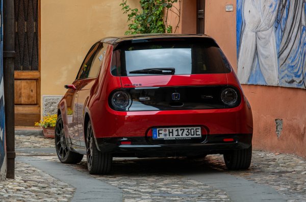 Автомобилът е с над 20% по-скъп от оригиналния хечбек, но разликите се свеждат до 17-цолови антрацитни джанти, тъмночервен цвят и пакет антихром.