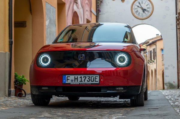 Няма технически промени - единственият електрически мотор (154 к.с. и 315 Нм) е разположен отзад, а тягова батерия с капацитет 35,5 кВт/ч е под пода. Пробегът с едно зареждане е до 210 км.