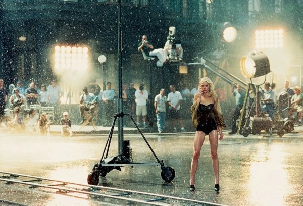 Питър Линдбърг засне календара за 2002
