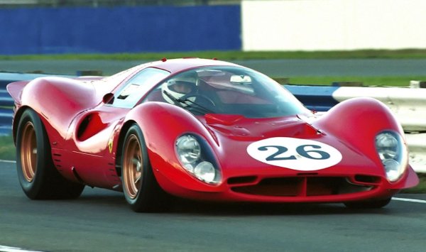 Използвани са елементи като изчистените предни калници с двоен гребен, позиционирането на страничните огледала и отличителните хоризонтални перки отзад. Ferrari ще направи само 599 бройки от Daytona SP3; не е изненадващо, че са разпродадени.