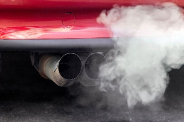 Мощността на двигателя ще спадне, ако каталитичният конвертор е запушен или изпускателните тръби са огънати. Отработената горивна смес вече не се отстранява напълно. Отработените газове нарушават работата на двигателя. Мощността му намалява.
