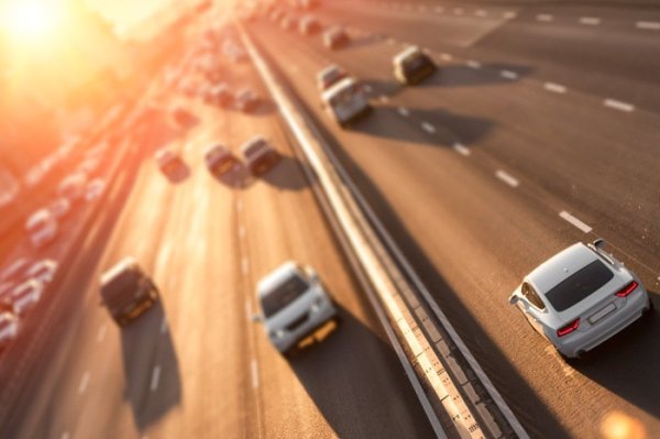 Работата на всеки двигател се влияе от околната температура. Тя определя колко кислород ще попадне в горивната смес. Това се обяснява просто: колкото по-горещо е навън, толкова по-разреден е въздухът. И следователно по-малко от него ще попадне в цилиндрите.

Качеството на горивната смес ще бъде по-ниско от необходимото, двигателят няма да може да работи с пълен капацитет. Мощността му ще намалее, така че ще има спадове в динамиката и забавена реакция на командите на водача. Този проблем засяга най-вече двигателите с атмосферно пълнене. Спад в динамиката в жегата се случва и заради работещия климатик или климатроник.

Прахолякът, пухът и насекомите също могат да повлияят на работата на двигателя. Те запушват радиатора, така че се подава по-малко въздух от необходимото. В резултат на това двигателят дърпа по-зле.
