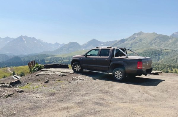 Надморска височина, вятър и валежи

Колкото на по-голяма надморска височина пътувате, толкова по-трудно е за двигателя. Въздухът в планините губи плътност с всеки метър и в цилиндрите постъпва по-малко кислород. Изчислено е, че двигателят губи средно 10% от конските си сили с всеки 1000 м надморска височина. Ако началната му мощност е 100 к.с., на голяма надморска височина той ще може да произведе не повече от 70 или дори по-малко. Това обаче се отнася главно за двигателите с атмосферно пълнене. Двигателите с турбокомпресор нямат този проблем. Турбината осигурява необходимата плътност на входящия въздух, което означава високи обороти и отлична динамика.

Дъждовното време и високата влажност също оказват отрицателно влияние върху работата на двигателя. Водата е почти 800 пъти по-плътна от въздуха. Следователно, при силен дъжд, колата трябва да преодолява по-високо съпротивление. Поради това аеродинамиката се влошава и скоростта спада. При дъжд също така се увеличава рискът от аквапланинг. Сцеплението с пътя се влошава и ако водачът не намали скоростта, колата ще се отдели от пътя и ще се носи по водата, ставайки неуправляема.

Насрещният вятър е друга причина за спадане на динамиката на двигателя. Колкото по-висока е скоростта му, толкова по-голямо съпротивление трябва да понесе колата. Например, ако се движи със 100 км/ч и насрещният вятър е 20 м/с, мощността на двигателя намалява средно с 30%.
