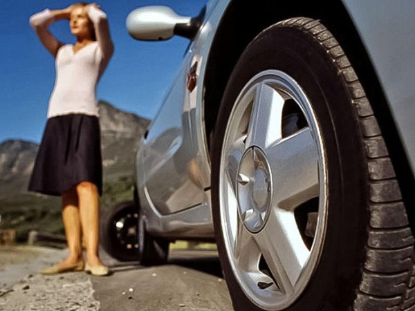 Изненадващо, но експертите включиха и този фактор в списъка с виновниците за загубата на динамиката на автомобила. Това се обяснява просто: когато гумите са недонапомпани, колата не ускорява добре и не спира добре. А мощността на двигателя спада.
