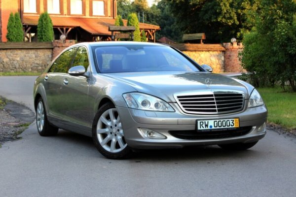 Тузарската машина от Германия стана любима на шефовете в големи компании по цял свят. Мик Джагър има един такъв в своята колекция. Това поколение на S-класата беше пуснато през 2005 година и спряно след 8 г. Тук двигателят е 4.7L V8 twin turbo DOHC 32-valve, а скоростната кутия 9-степенна автоматична. 449 коня са напълно достатъчни за огромното тегло.