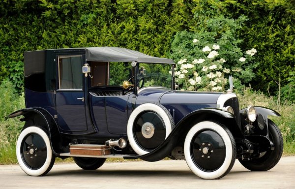 Между 1920 и 1930 година президентите на Франция използват за официални автомобилите на Габриел Воазен. Самият Воазен е пионер в авиацията, който пренася много от успехите си във въздуха в дизайна и инженеринга на автомобилите Voisin. На снимката: президентският Voisin C1