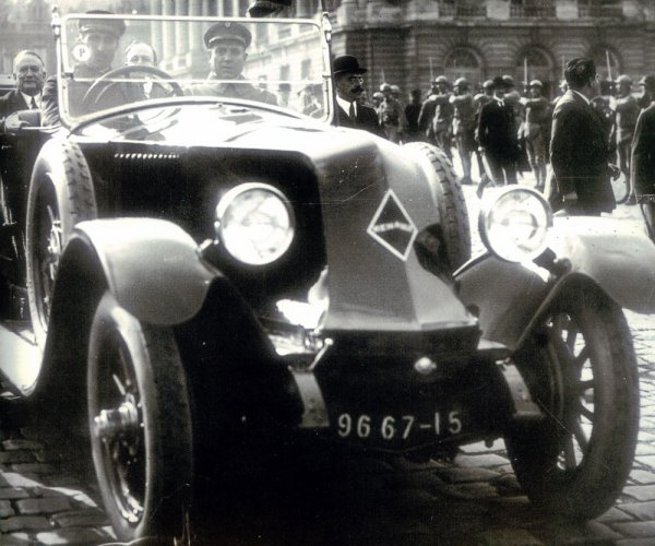 Успоредно с лимузините на Voisin, през 20-те години френските президенти използвали и Renault 40CV. Това бил и предпочитаният модел на президента Гастон Думер. Машината с дължина 5340 мм била оборудвана с 6-цилиндров мотор.