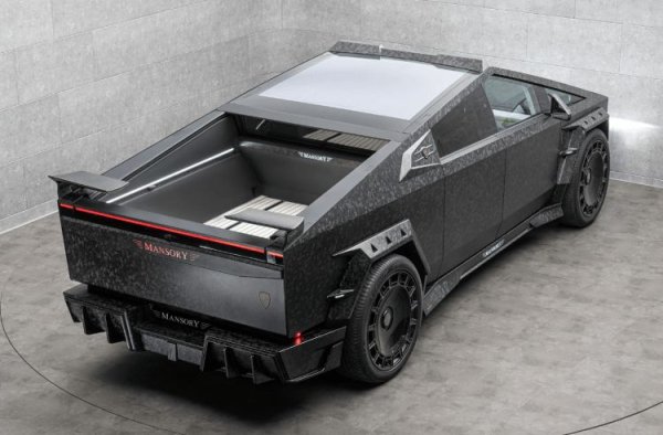 Колкото и да е странно, онлайн подигравките може би всъщност помагат на Mansory. В епоха, в която марките се борят за внимание, дизайните на Mansory са огромна стръв. Всеки път, когато инфлуенсър публикува снимка с надпис "Вижте какво направи Mansory с това някога красиво Ferrari", това подхранва любопитството, генерира шум и увеличава трафика на сайта им до степен да привлече потенциални купувачи.

Както се казва, по-добре лоша реклама отколкото никаква. Това е същата логика и зад други марки от този тип в модата или изкуството. Поляризиращият характер на творенията на Mansory създава безплатна реклама, позиционирайки марката като нещо отвъд това, което се счита за изискано и нормална автомобилна култура. Те не се опитват да угодят на пуристите, а създават идентичност, която процъфтява със своето стилистично отклонение.