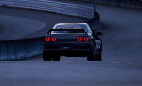 Когато Nissan се заема да създаде GT-R от поколението R32, марката твърдо се насочва към доминирането в моторните спортове. Компанията имаше парични резерви, за да го осъществи, и така създава автомобил с 2,6-литров туин-турбо редови шестцилиндров двигател. Той получава и авангардна версия на системата ATTESA AWD на марката с електронно векторизиране на въртящия момент и системата за управление на четирите колела HICAS (също на марката). Заедно с по-големите спирачки и гуми, колата по същество е японско Porsche 959 и печели прякора "Годзила", който ще остане с нея и до днес.

Между 1990 и 1993 колата печели всяко едно състезание от Japan Touring Car Championship (JTCC), в което участва - 29 победи без нито една загуба. След това отива в Австралия и печели Австралийския шампионат за издръжливост през 1991 и 1992 и Bathurst 1000 през същите години. Печели и "24 часа на Спа" през 1991, като е единственият японски автомобил, който някога е правил това. Доминацията му е толкова пълна, че ефективно убива JTCC в Япония, а Австралия забранява турбокомпресора и AWD в състезанията. 
