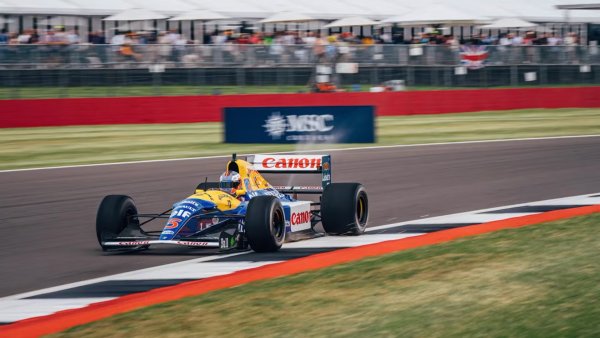 Двигател - 3.5L V10 (Renault RS3C)

Мощност - 700 к.с.

Задвижване - задно (RWD)

Ускорение от 0 до 100 км/ч - 2,6 секунди