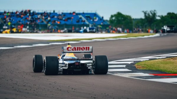 Някои смятат, че Williams FW14B от 1992 е най-модерният автомобил на F1, създаван някога, и докато настоящите хибридизирани и оборудвани с DRS F1 машини вероятно ще имат какво да кажат по този въпрос, не може да се отрече, че отборът е създал чудовище. Базиран на FW14 от 1991, автомобилът разполага с контрол на сцеплението, полуавтоматична скоростна кутия и усъвършенствана система за окачване. Аеродинамичните подобрения от Ейдриън Нюи, по-мощният V10 двигател и голяма промяна в системата на окачването го правят още по-добър.

Монтирана е нова система за активно окачване, която позволява на екипа да променя баланса и характера на окачването за милисекунди, за да се възползва максимално от аеродинамиката на автомобила. Резултатът е превозно средство, което спечели 10 от 16-те състезания, в които участва. Въпреки че не са забранени веднага, активното окачване и ABS са забранени две години по-късно за сезон 1994, което е доказателство за невероятната изобретателност на автомобила.