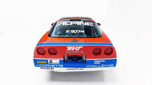 Когато C4 Corvette се появи на сцената през 1984, той беше практически напълно променен в сравнение с C3, който замени. Този автомобил е остарял с десетилетия, докато новият модел разполага с каросерия от фибростъкло и алуминий, нова олекотена система за окачване, по-леки и по-здрави спирачки и нов 5,7-литров V8 с впръскване на гориво. Резултатът е кола, която може да завива, спира и ускорява по-добре от най-добрите и Chevrolet демонстрира това веднага в серията Showroom Stock GT на SCCA.

От 1985 до 1987 г. Corvette побеждава автомобили като Porsche 944 Turbo с 29-0, като състезанията се превръщат повече в конкуренция между отборите на Corvette, отколкото в нещо друго. Това не се харесва на другите производители и така през 1998 Corvette е забранен и е принуден да създаде своя собствена състезателна серия, наречена Corvette Challenge, която ще продължи да затвърждава наследството му.