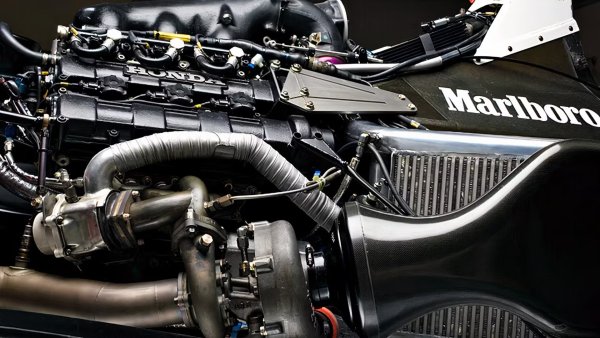 Ще признаем, че този автомобил определено разширява границите на темата, но показва конкретно защо F1 реши да забрани турбокомпресора през 1989. McLaren MP4/4 от 1988 е най-доминиращият болид във Формула 1, с дизайн, който е по-нисък и по-пъргав от предишните автомобили на McLaren, благодарение на Стив Никълс и Гордън Мъри. Нова сделка с Honda позволи на компанията да достави за първи път двигатели за McLaren – 1,5-литров V6 с турбокомпресор с 2,8-барово ограничение на турбото, заедно с допълнително ограничение на капацитета на горивото.

Резултатът е смазване на конкуренцията. Ален Прост и Аертон Сена печелят 15 от 16 победи в състезанията, като записват 199 точки за McLaren, което е почти три пъти повече от втория в класирането - Ferrari. Отборът по случайност губи само на "Монца", но останалата част от сезона липсва каквато и да е интрига.