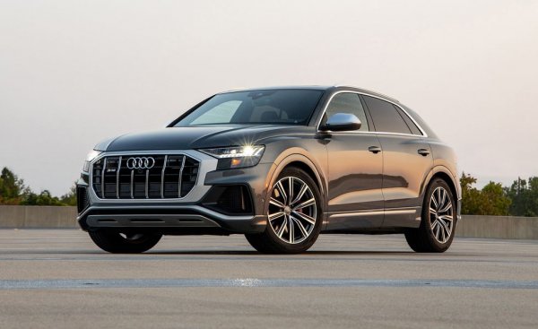 Мислете за него като за преоценено Lamborghini Urus. Под капака е същият туин-турбо V8 с 500 коня, монтиран върху същата MLB Evo платформа на Volkswagen. Вярно, че SQ8 е по-бавно с половин секунда, но пък за компенсация е с цели 132 000 долара по-евтино. В теста на C&D това Audi записа завидните 0.92 g странично сцепление върху 21-цолови гуми Hankook. На всичко отгоре това не е най-мощната версия - има го и RS Q8 с неговите 591 коня, което още не е тествано от изданието. 

Цена на тестовия модел: 107 490 долара
Задвижване: 4.0-литров туин турбо V8 с 500 конски сили и 8-степенен автоматик
Тегло: 2480 кг

