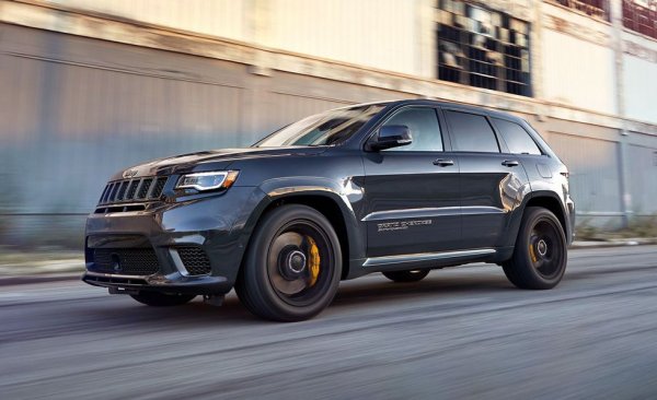 Допреди появата на братовчеда Durango Hellcat, това беше най-мощният модел в списъка. Неговият 6.2-литров V8 с компресор е комбиниран с 8-степенен автоматик от ZF. 
От C&D не успяха да повторят официално обявеното постижение от 11.6 секунди за четвърт миля и записаха едва 11.8. Но пък похвалиха колата като най-щадящата и удобна от всички чудовища с Hellcat двигател. 

Цена на тестовия модел: 90 880 долара
Задвижване: 6.2-литров V8 със 707 конски сили, 8-степенен автоматик
Тегло: 2 384 кг
