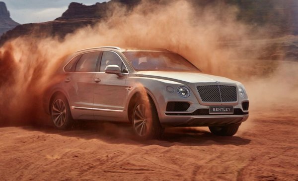 В класация, доминирана от модели от 2020 и 2021 година, това е единият от двата ветерана, вече пета година на пазара. С тегло, което уверено надхвърля два тона и половина, и с "едва" 600 конски сили от своя 6-литров W12 мотор, върховата Bentayga не е дори в челната десетка на най-бързите SUV модели. Но основните й козове са другаде, така или иначе. 

Цена на тестовия модел: 281 170 долара
Задвижване: W12 с туин турбо и 600 коня, 8-степенен автоматик
Тегло: 2 572 кг
