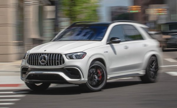 Тази кола всъщност ускорява по-бързо, отколкото ще ви отнеме да произнесете пълното й име. Системата за пълно предаване е ориентирана повече към задния мост, което позволява на GLE 63 да взема завоите като спортен автомобил с наполовина по-ниско тегло. Новото поколение тежи с над 120 кг повече от старото, но е с 0.3 секунди по-бързо. Окачването се смъква с 1 см при скорости над 110 км/ч, за да понижи въздушното съпротивление. 

Цена на тестовия модел: 134 235 долара
Задвижване: 4-литров V8 с туин турбо и 603 коня, 9-степенен автоматик
Тегло: 2 525 кг
