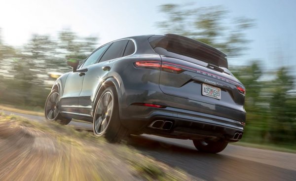 Най-забавното при ултрабързите SUV е, че понякога надминават автомобили, срещу които изобщо не би им хрумнало да мерят сили. Cayenne Turbo например е по-бързо от Ford Mustang Shelby GT350R, но в същото време може да тегли повече от всеки стандартен пикап. Вариантът за задвижване е само един: туин турбо V8 в комбинация с 8-степенен автоматик. Тестваното тук Turbo има и допълнителния пакет PDDC с активни антирол барове и пълната система за векторно разпределение на въртящия момент. В изпитанията постигна цели 1.00 g странично сцепление (с гуми Pirelli). 

Цена на тестовия модел: 137 810 долара
Задвижане: 4-литров V8 с 541 коня, 8-степенен автоматик
Тегло: 2 335 кг