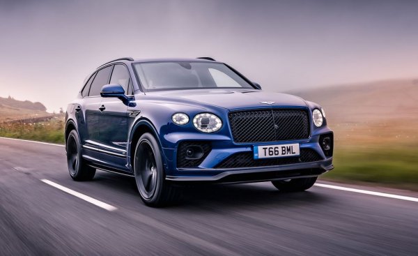 Донякъде изненадващо, V8 версията на Bentayga е по-бърза от W12 версия. Тук агрегатът ползва туин турбо и произвежда 542 конски сили. Това, в комплект с осемстепенния автоматик, прави този слон по-бърз дори от Ford Mustang Shelby GT500. Но цената също си я бива, особено като имате предвид, че в списъка предстоят два модела, които са по-бързи и по-евтини. 

Цена на тестовия модел: 226 985 долара
Задвижване: 4-литров V8 с туин турбо и 542 коня, 8-степенен автоматик
Тегло: 2 481 кг