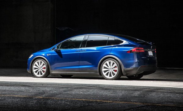 Най-старият модел в списъка, дебютирал още през 2016. Отварящите се нагоре врати са нелепи и добавят тегло към и без това колосалната маса на Model X. Но няма спор, че това е доста бърз автомобил. При това C&D го тестваха, когато върховата версия още беше с 90-киловатчасова батерия, преди появата на 100D.

Цена на тестовия модел: 133 700 долара
Задвижване: два електромотора с комбинирана мощност 532 конски сили, 90-киловатчасова литиево-йонна батерия, едностепенна трансмисия
Тегло: 2 537 кг