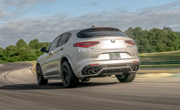 Първият опит на Alfa да конструира SUV произведе доста впечатляващ резултат. Особено във върховата версия Quadrifoglio, с 505 коня от снабдения с туин турбо V6. В теста на C&D това Stelvio победи директните си конкуренти от Mercedes и Porsche. Това е и единствената кола в списъка с тегло под 2 тона.

Цена на тестовия модел: 93 340 долара
Задвижване: 2.9-литров V6 с туин турбо и 505 коня, 8-степенен автоматик
Тегло: 1 914 кг
