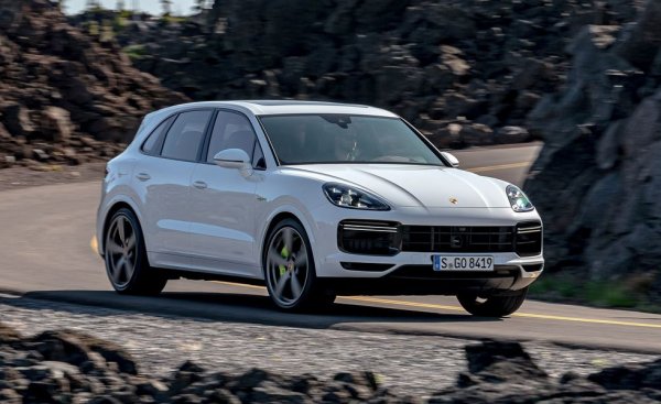 Какво ще стане, ако вземете могъщия V8 с туин турбо и 541 коня на Porsche, и му добавите електромотор с още 134 коня? Резутатът е този хибрид, с комбинирана мощност 670 конски сили и 860 Нютонметра въртящ момент. В теста за странично ускорение постигна изумителните 1.01 g (с гуми Pirelli P Zero Corza PZC4). 

Цена на тестовия модел: 194 650 долара
Задвижване: 4-литров туин турбо V8, електромотор, комбинирана мощност 670 коня, 8-степенен автоматик
Тегло: 2 550 кг