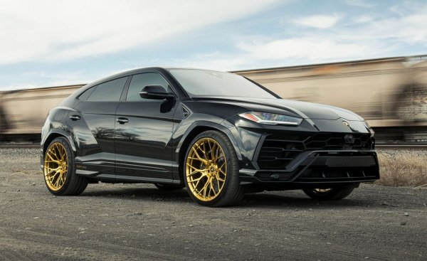 Включването на тунинговани модели в класации за бързина не е обичайна практика. Но от C&D са направили изключение тук, защото машината на калифорнийските тунери Kar Tunz е с напълно оригинален двигател, променени са само изпускателната система и софтуерът. И е добавен антирадар - по разбираеми причини. 
Резултатът от това дребно човъркане е изумителен: този Urus S е по-бърз от машини като McLaren Senna и Ferrari 488 Pista.

Цена на тестовия автомобил: 277 904 долара
Задвижване: 4-литров туин турбо V8 със 725 конски сили, 8-степенен автоматик
Тегло: 2 331 кг
