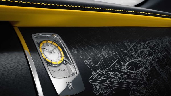 Лазерно гравираните панели на вратите имитират напуканите повърхности на солниците, а върху таблото от страната на пътника има един лист алуминий с черно покритие, който показва емблематичния Rolls-Royce V12.