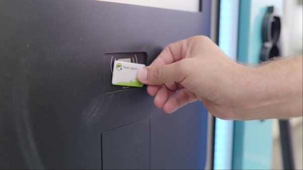 За пореден път картата от Travel By Electric ни позволи да заредим в Гърция, без да сваляме приложението на гръцкия оператор, да се регистрираме и да си въвеждаме кредитната карта